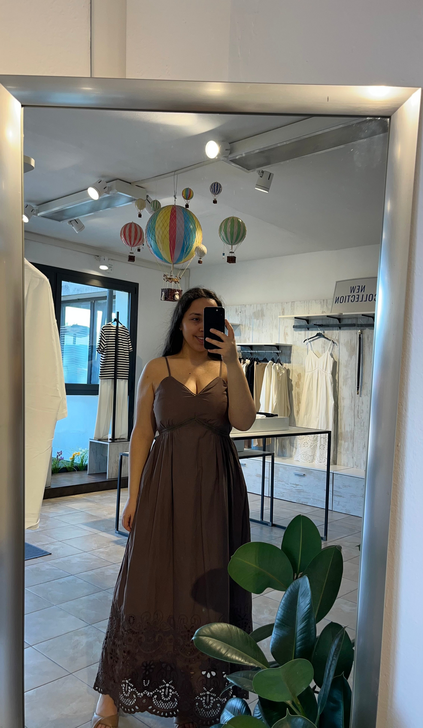 Vestito marrone lungo in 100% cotone con fondo in pizzo sangallo - Altamira Milano