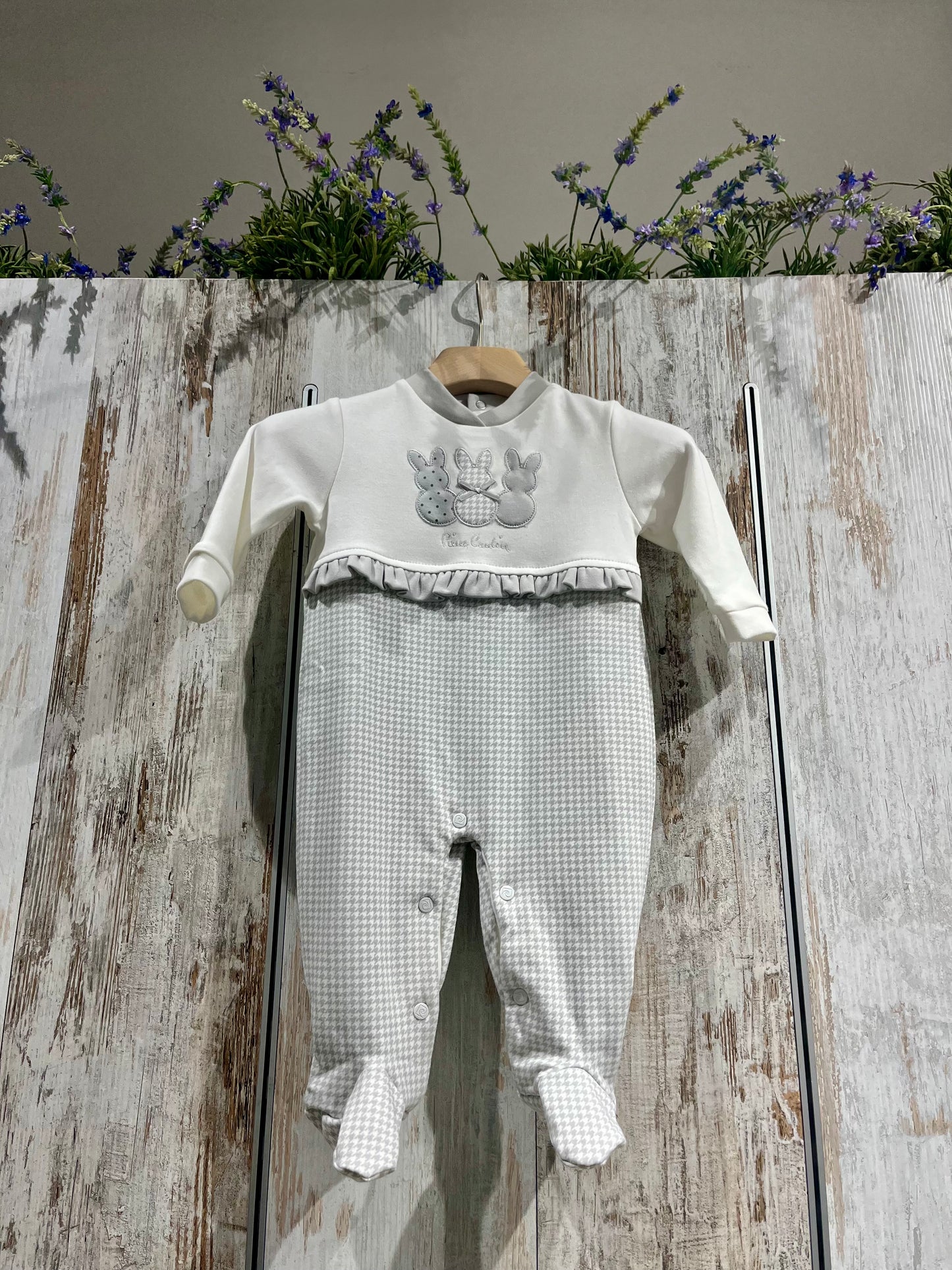 Tutina neonata bianca in caldo cotone con coniglietti - Pier Cardin