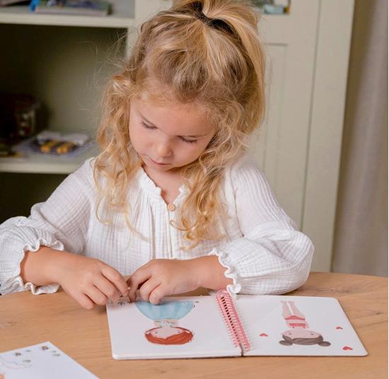 Libro Dress Me Up con Stickers - Little Dutch