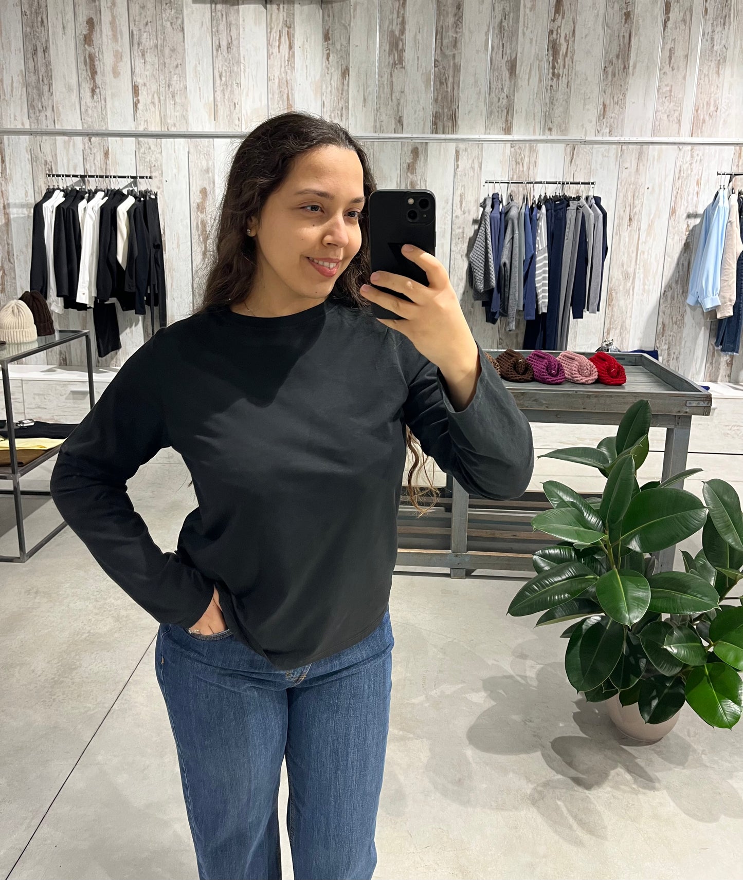 Maglia basica nera in cotone elasticizzato - Altamira Milano