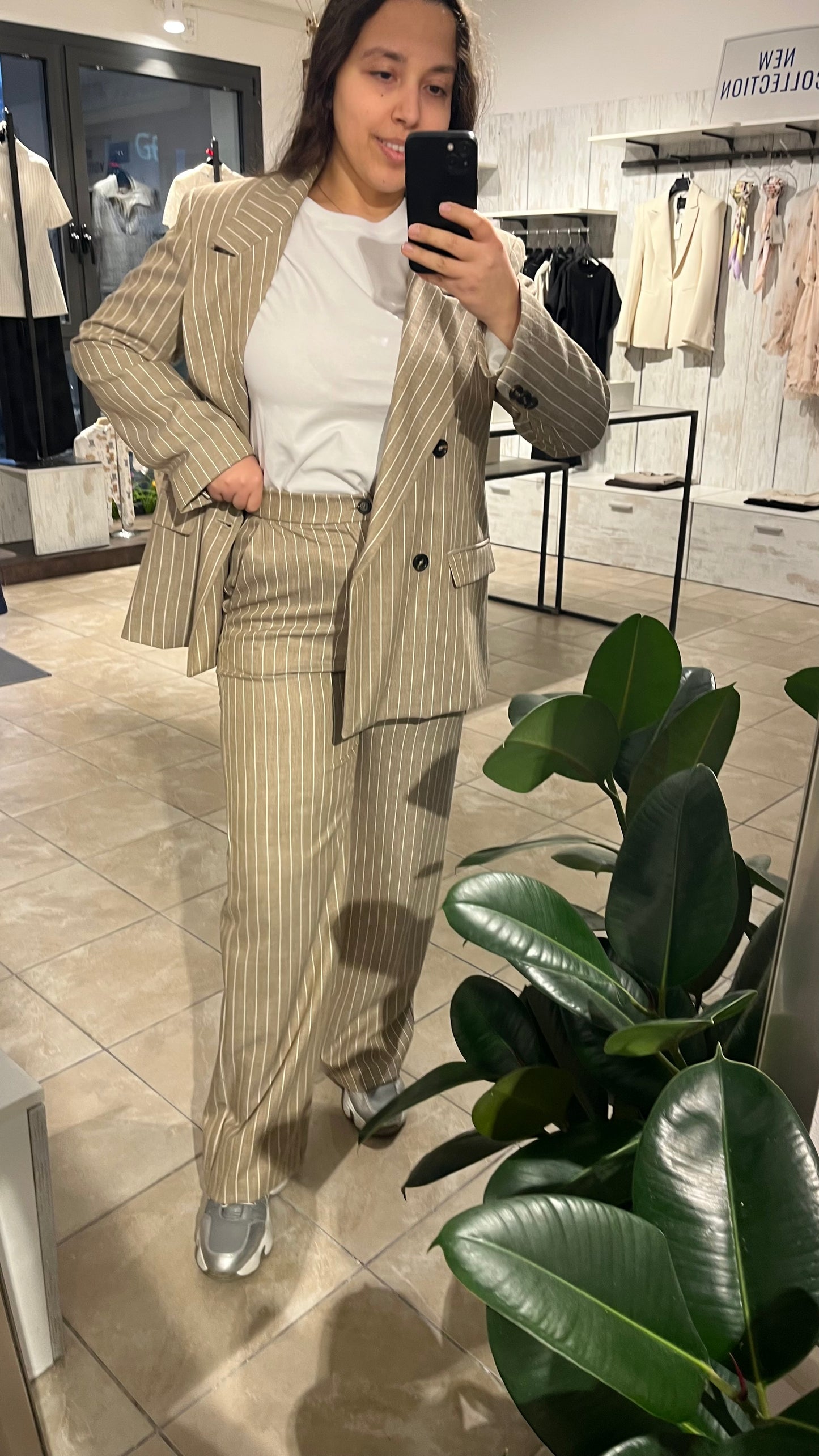 Pantaloni fluidi a palazzo gessati con elastico sul retro beige - Altamira Milano