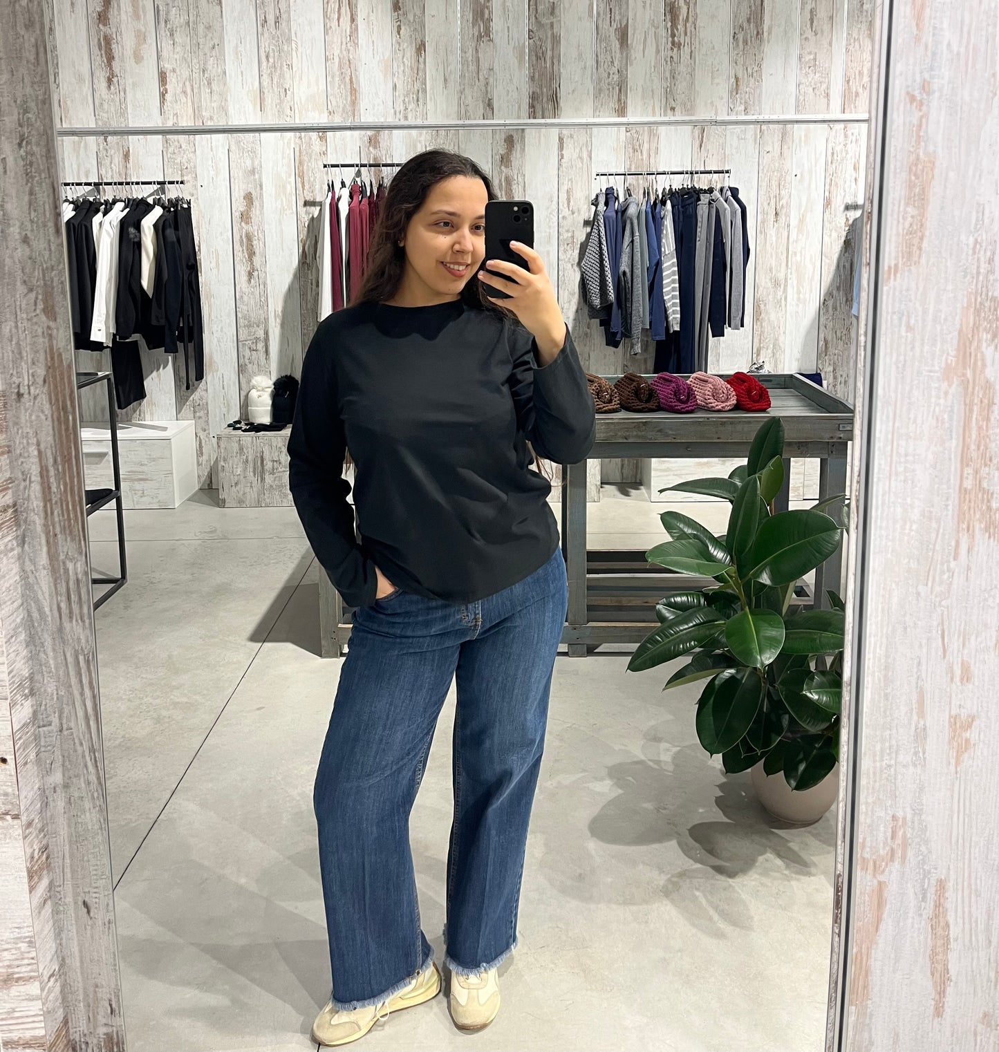 Maglia basica nera in cotone elasticizzato - Altamira Milano