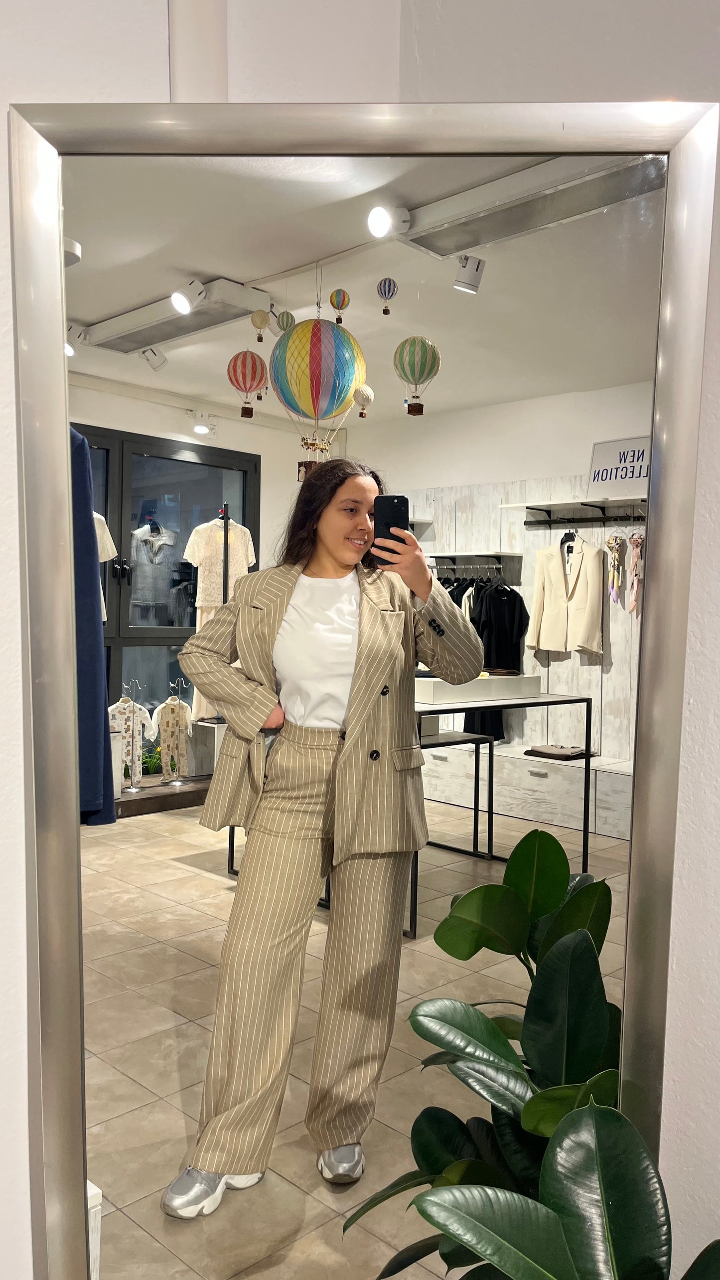 Pantaloni fluidi a palazzo gessati con elastico sul retro beige - Altamira Milano