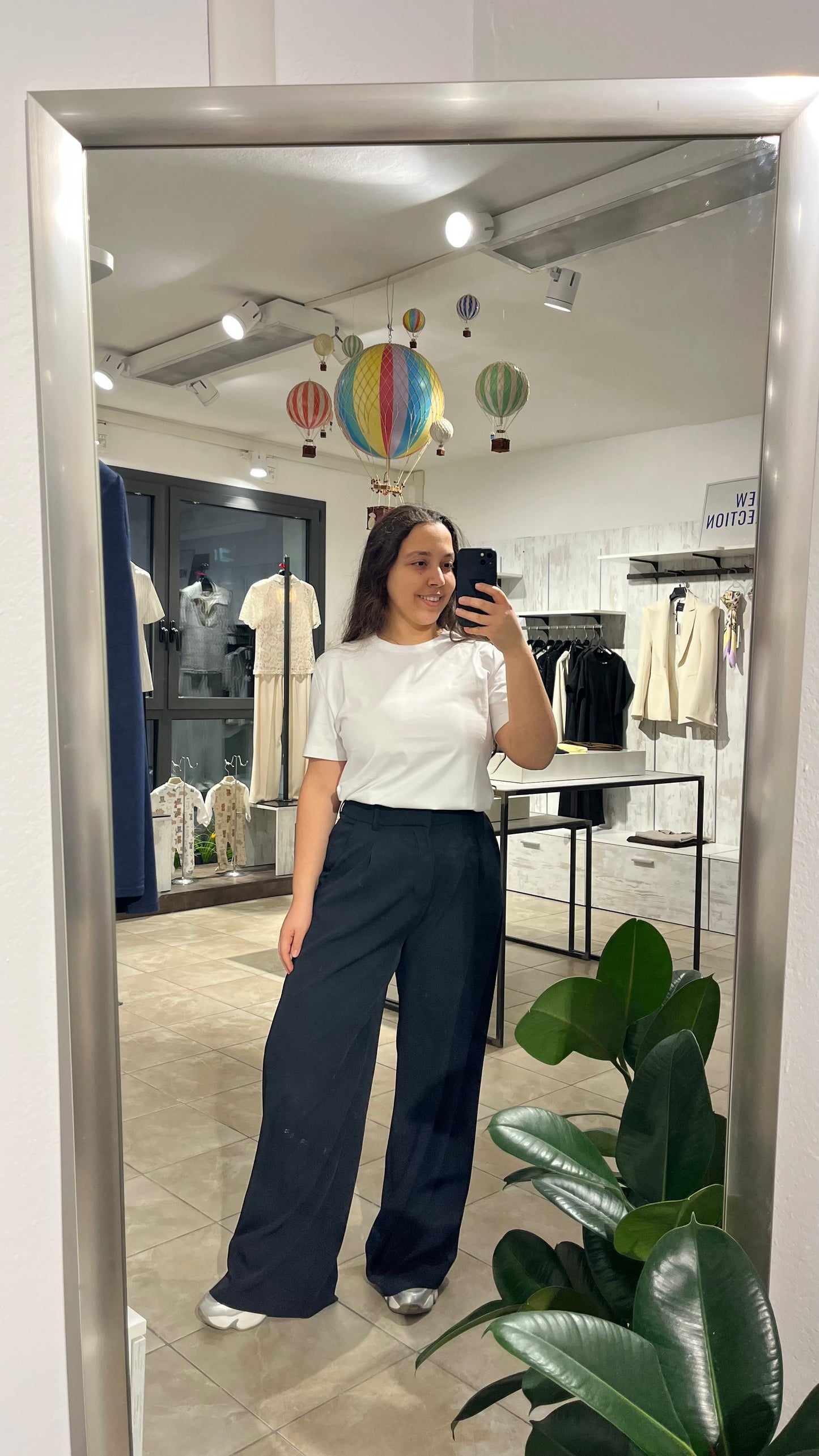 Pantaloni fluidi a palazzo con elastico sul retro e pinces neri - Lumina