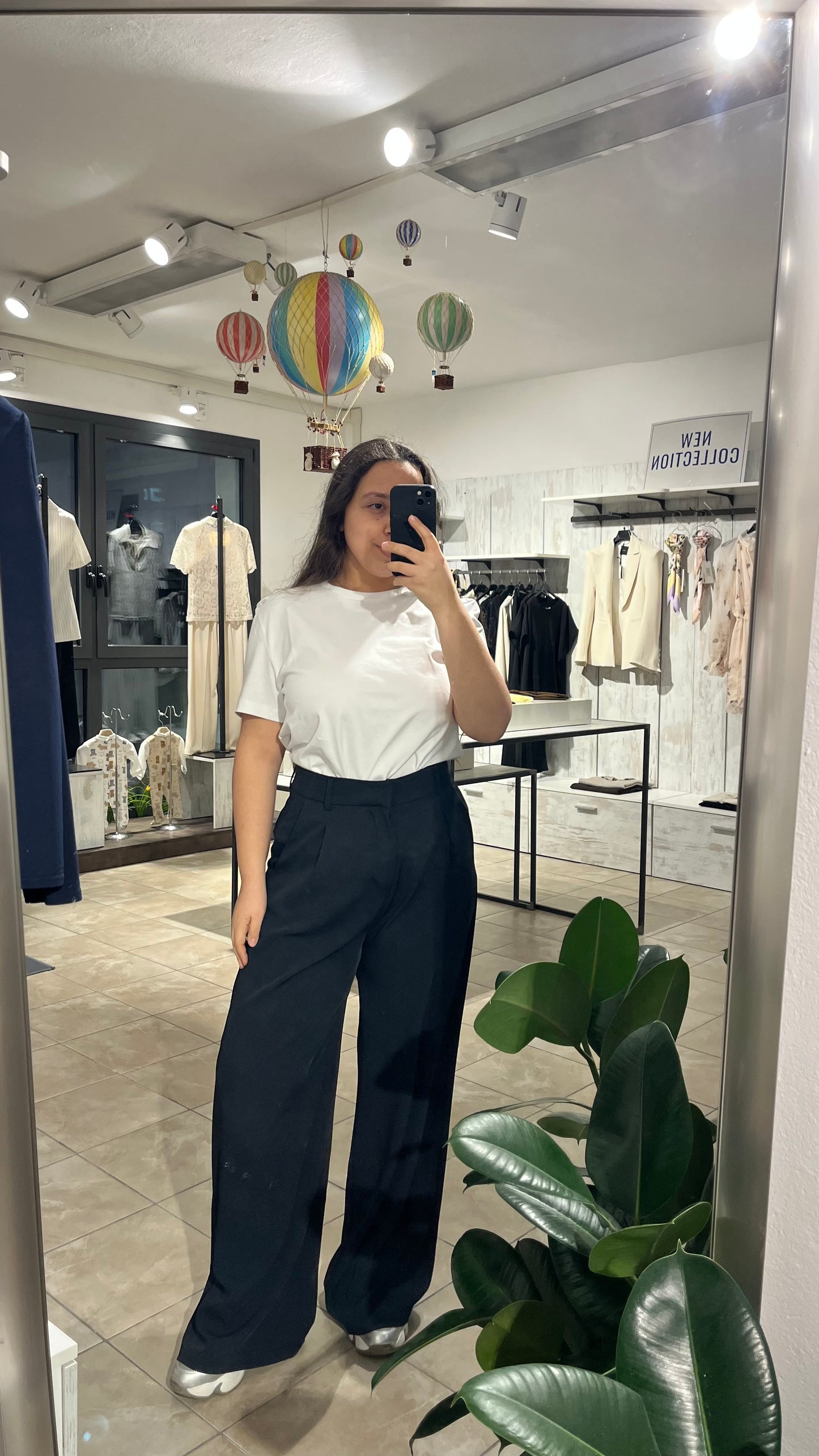 Pantaloni fluidi a palazzo con elastico sul retro e pinces neri - Lumina