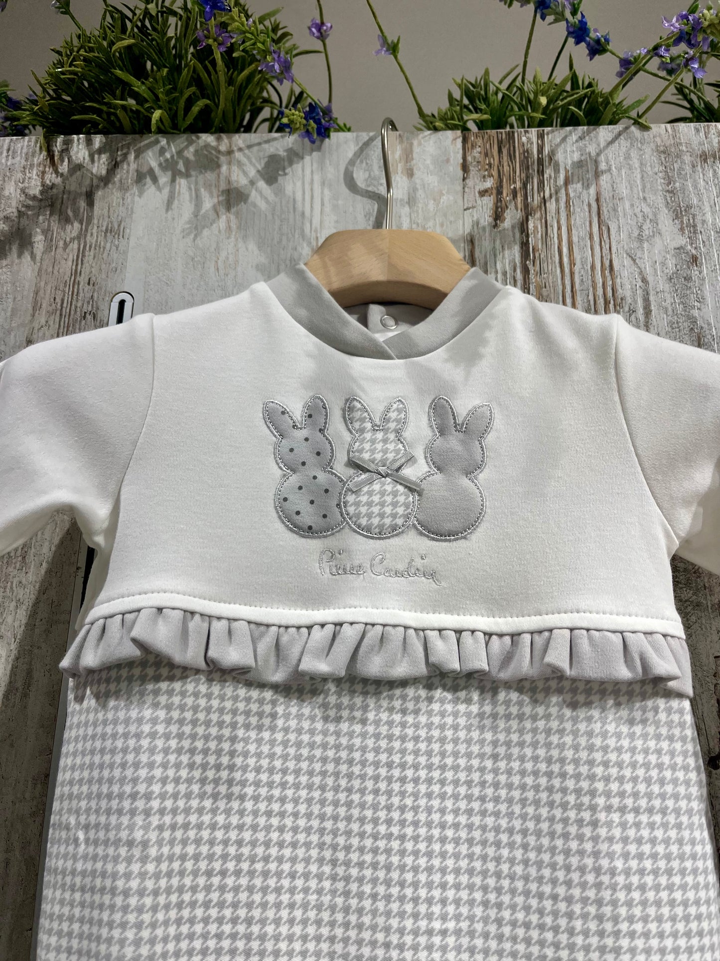 Tutina neonata bianca in caldo cotone con coniglietti - Pier Cardin