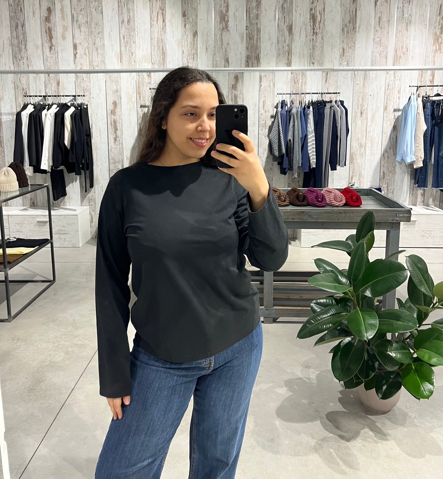 Maglia basica nera in cotone elasticizzato - Altamira Milano