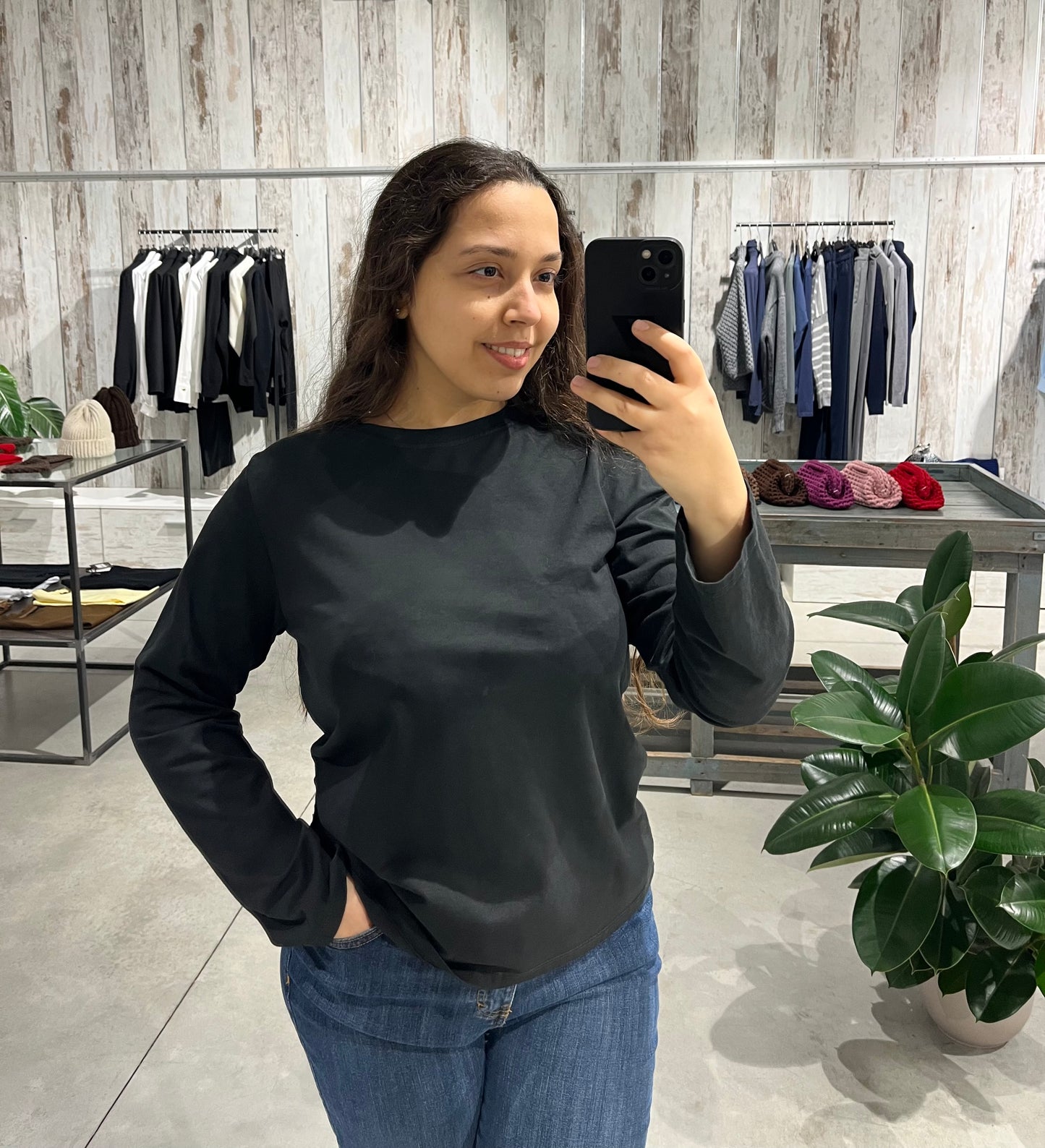 Maglia basica nera in cotone elasticizzato - Altamira Milano