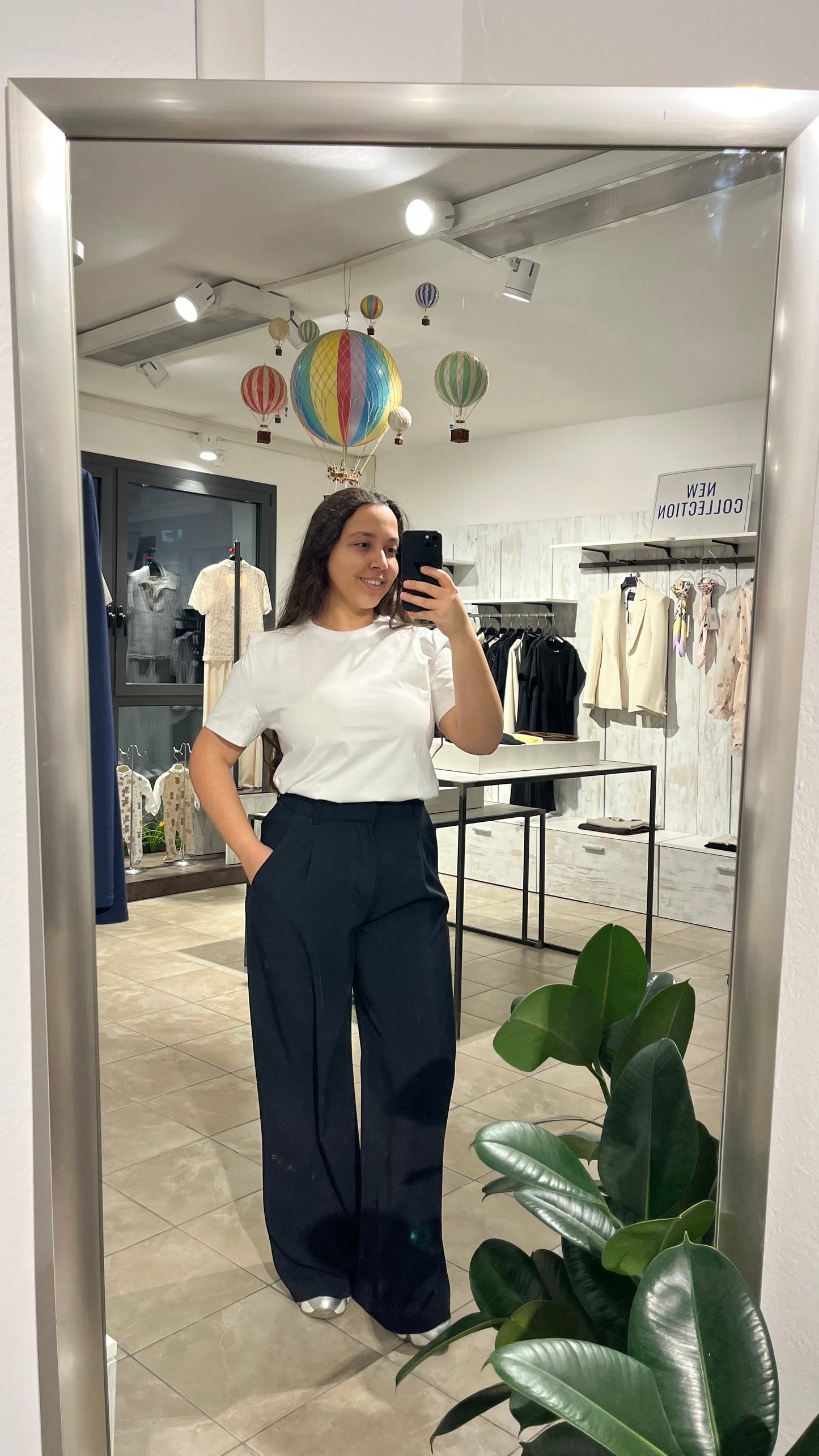 Pantaloni fluidi a palazzo con elastico sul retro e pinces neri - Lumina
