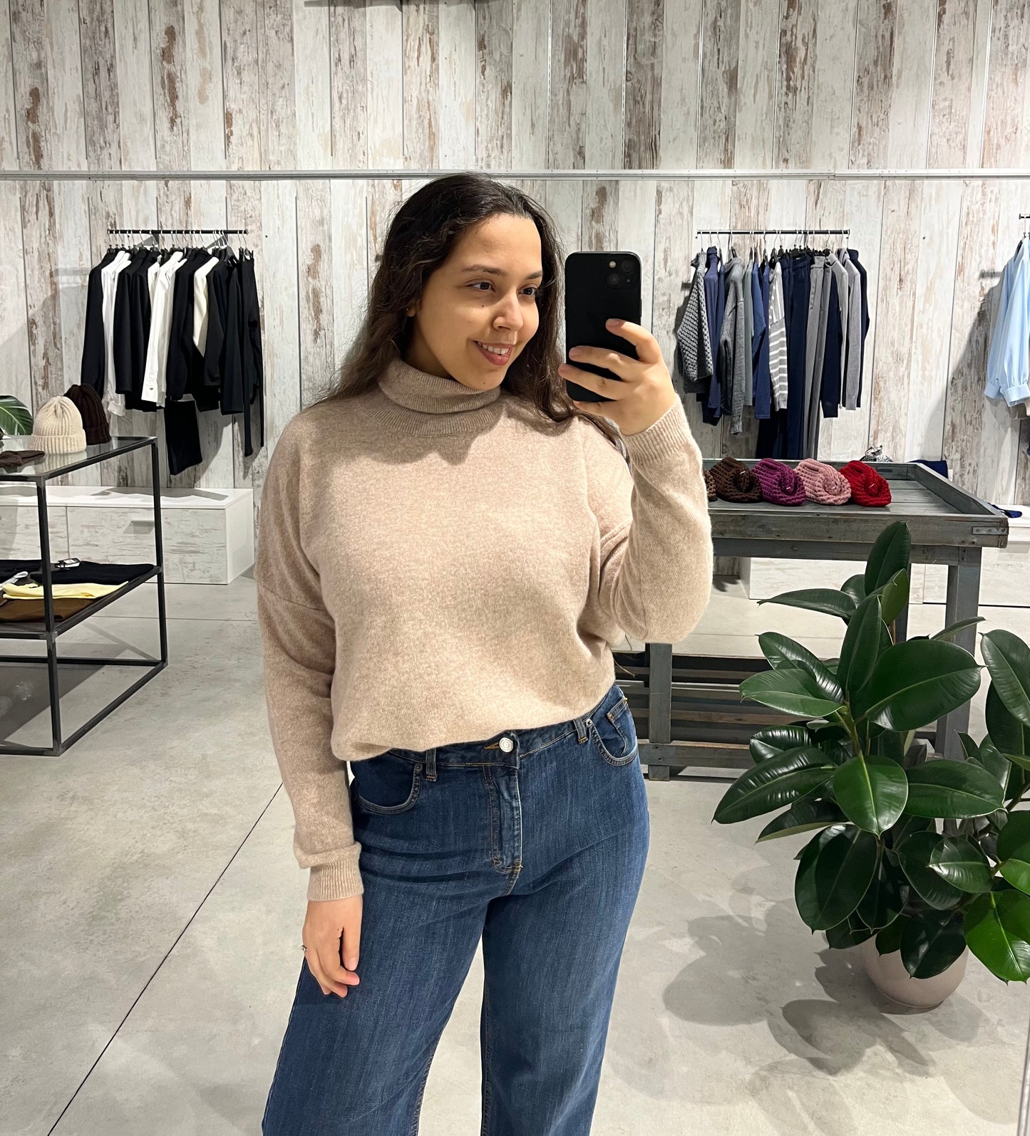 Maglione beige dolcevita 100% lana merino extrafina - Altamira Milano