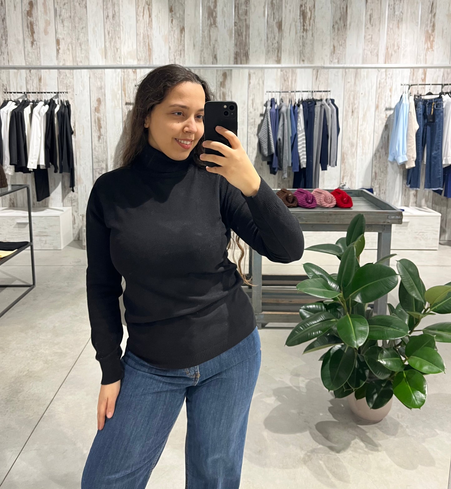 Dolcevita nero basico in viscosa - Altamira Milano