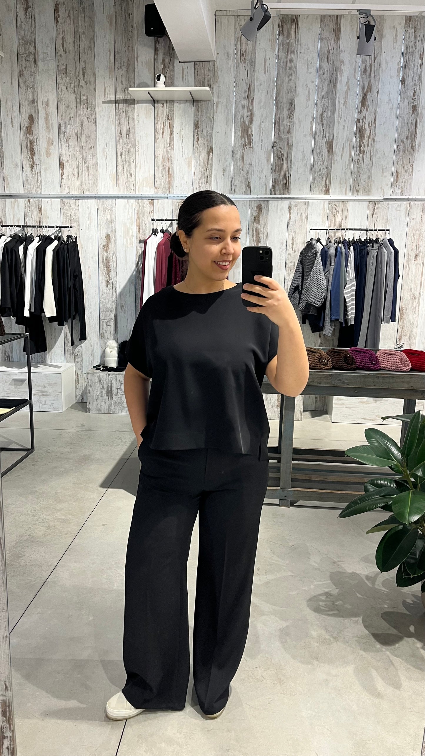 Pantaloni fluidi a palazzo con elastico sul retro nero - Altamira Milano