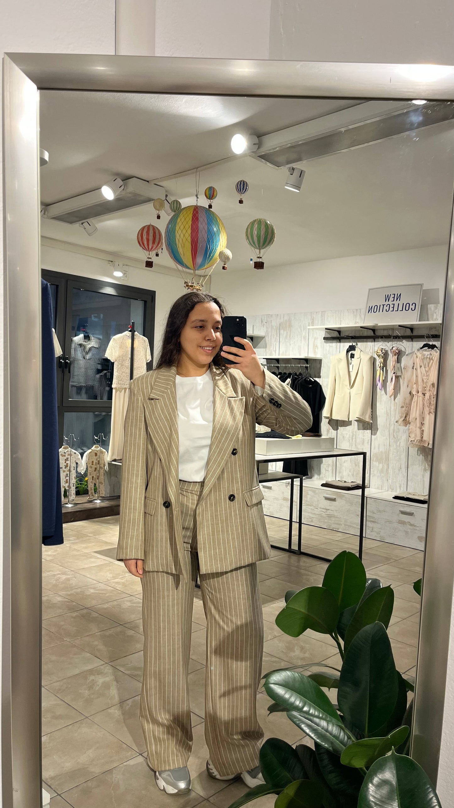Pantaloni fluidi a palazzo gessati con elastico sul retro beige - Altamira Milano