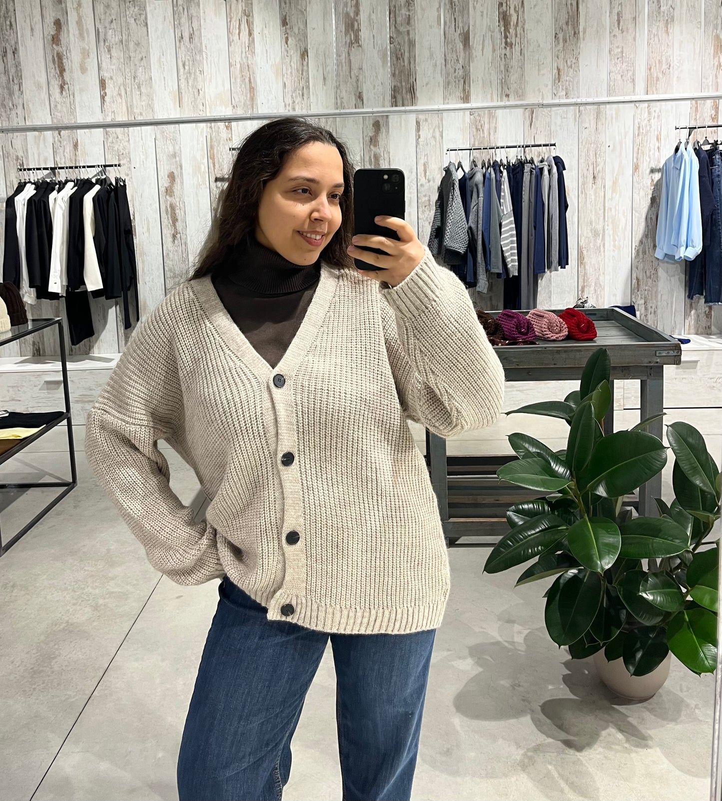 Cardigan sabbia quattro bottoni con foulard - Lumina