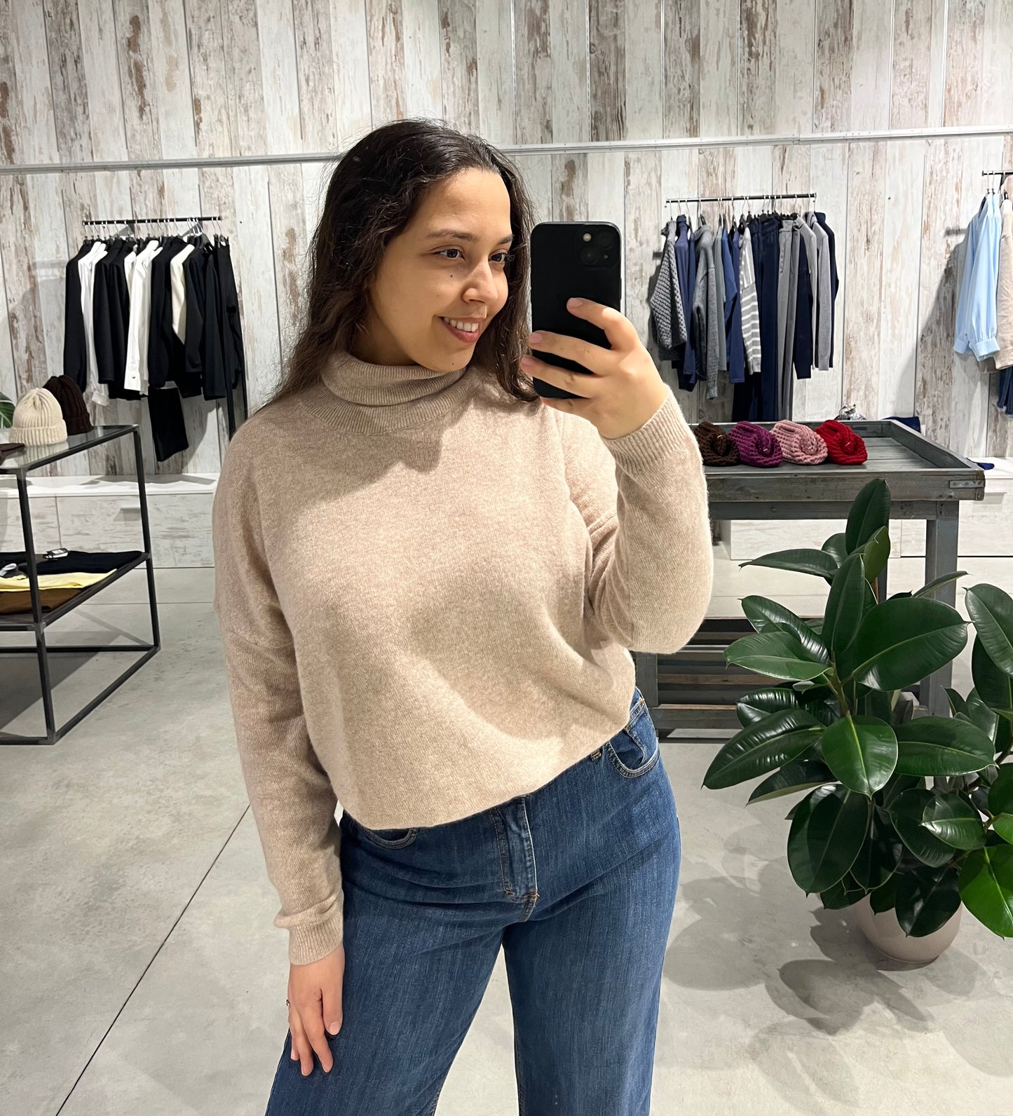 Maglione beige dolcevita 100% lana merino extrafina - Altamira Milano