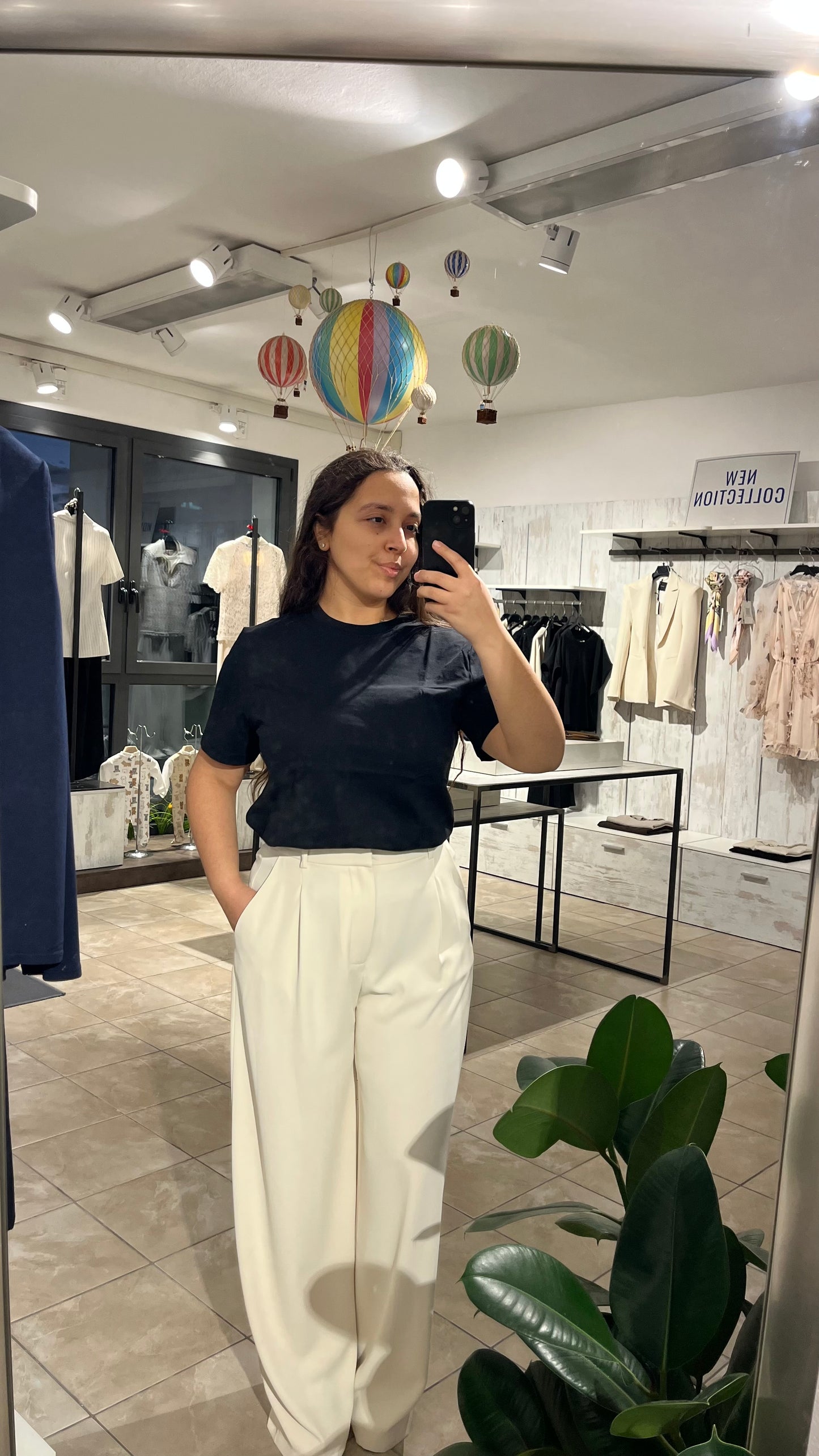 Pantaloni fluidi a palazzo con elastico sul retro e pinces panna - Lumina