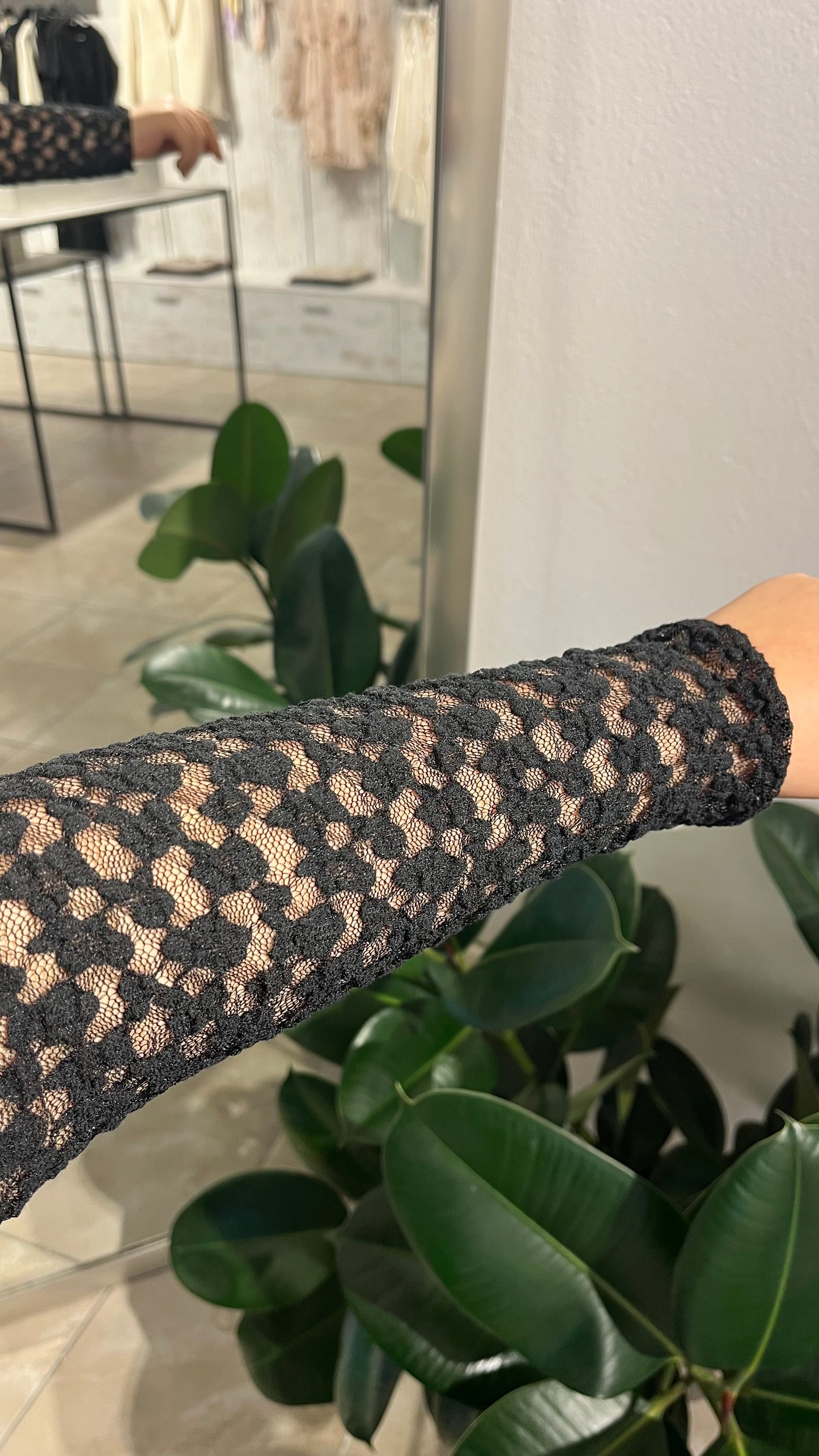 Maglia nera in pizzo floreale - Altamira Milano