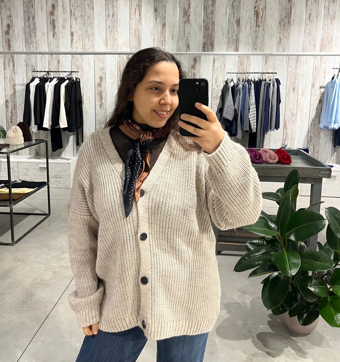 Cardigan sabbia quattro bottoni con foulard - Lumina