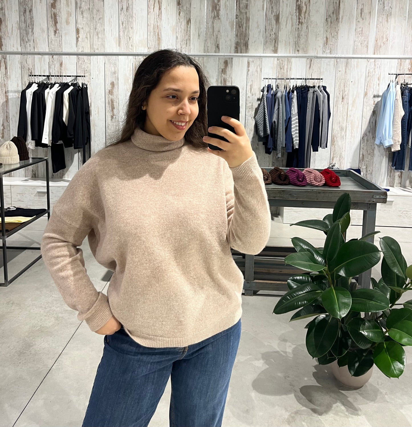 Maglione beige dolcevita 100% lana merino extrafina - Altamira Milano