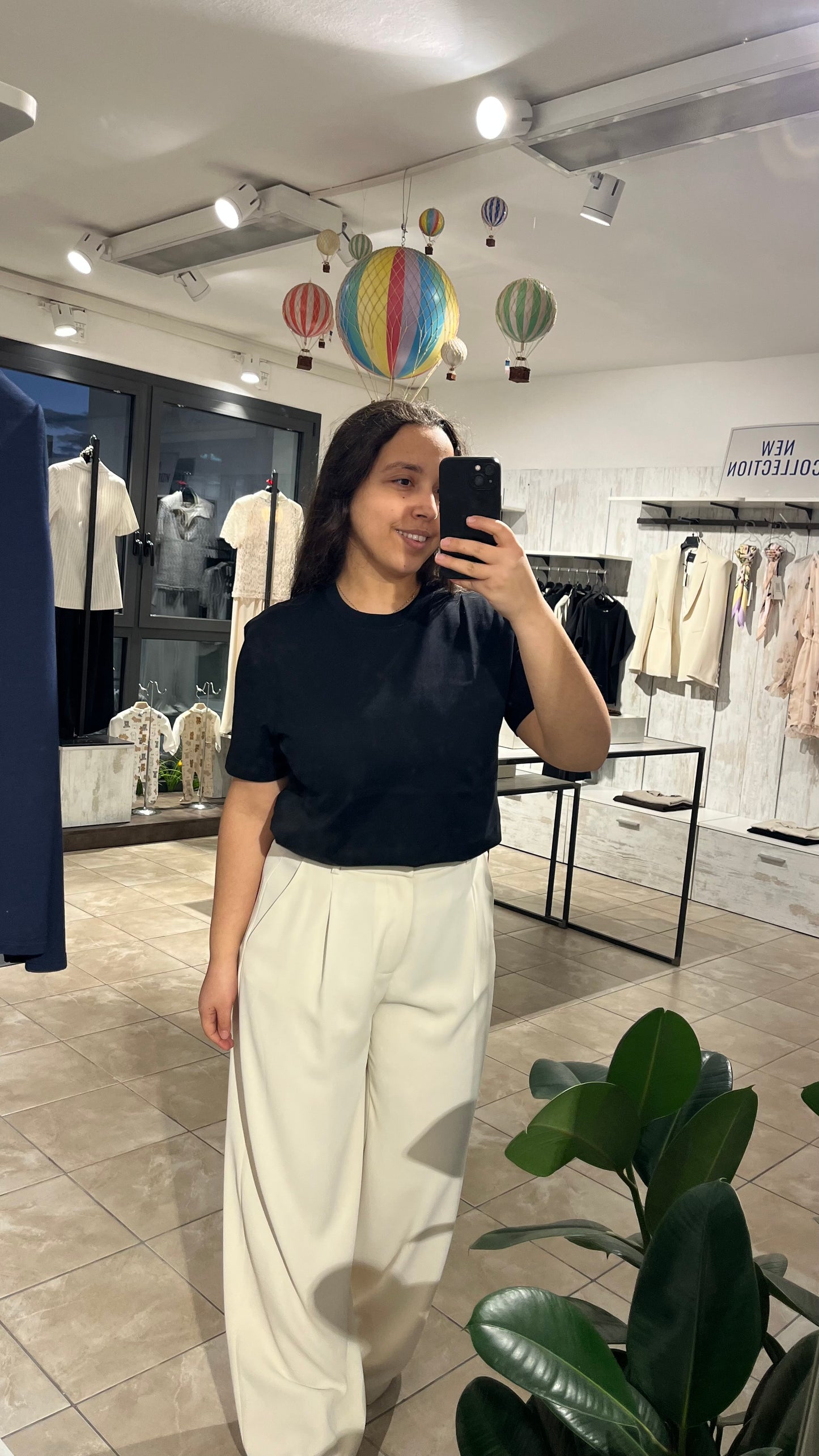Pantaloni fluidi a palazzo con elastico sul retro e pinces panna - Lumina