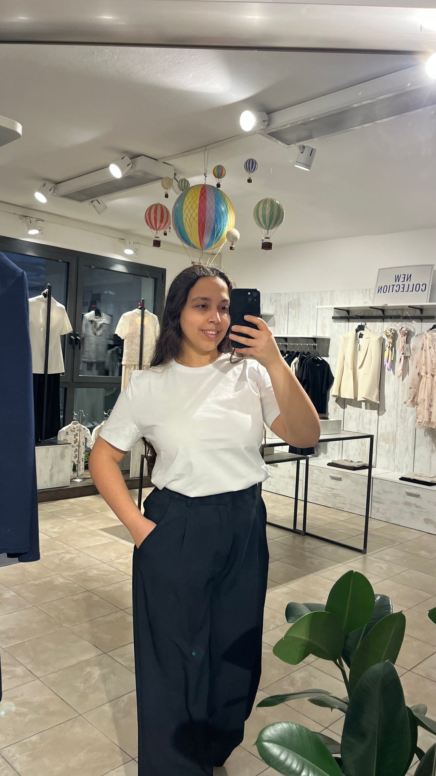 Pantaloni fluidi a palazzo con elastico sul retro e pinces neri - Lumina