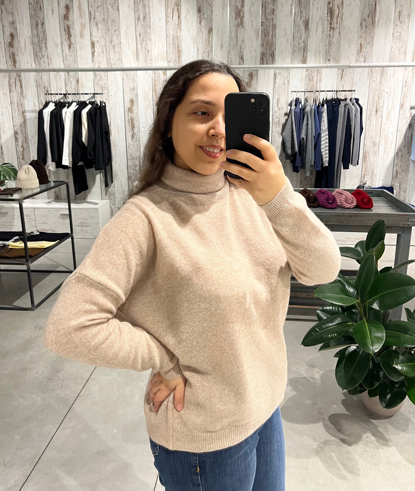 Maglione beige dolcevita 100% lana merino extrafina - Altamira Milano
