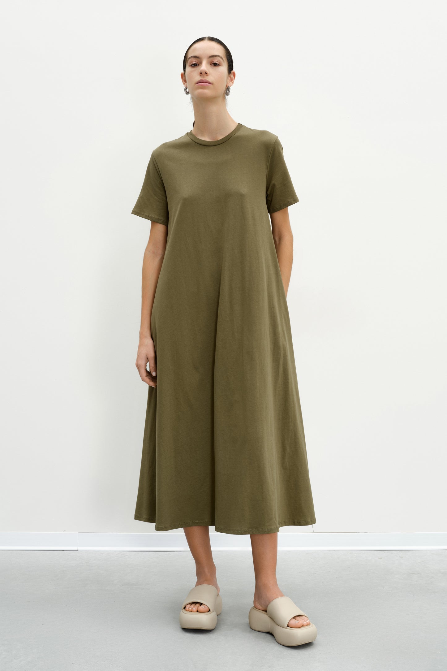 Abito verde lungo in cotone con tasche laterali - Lumina