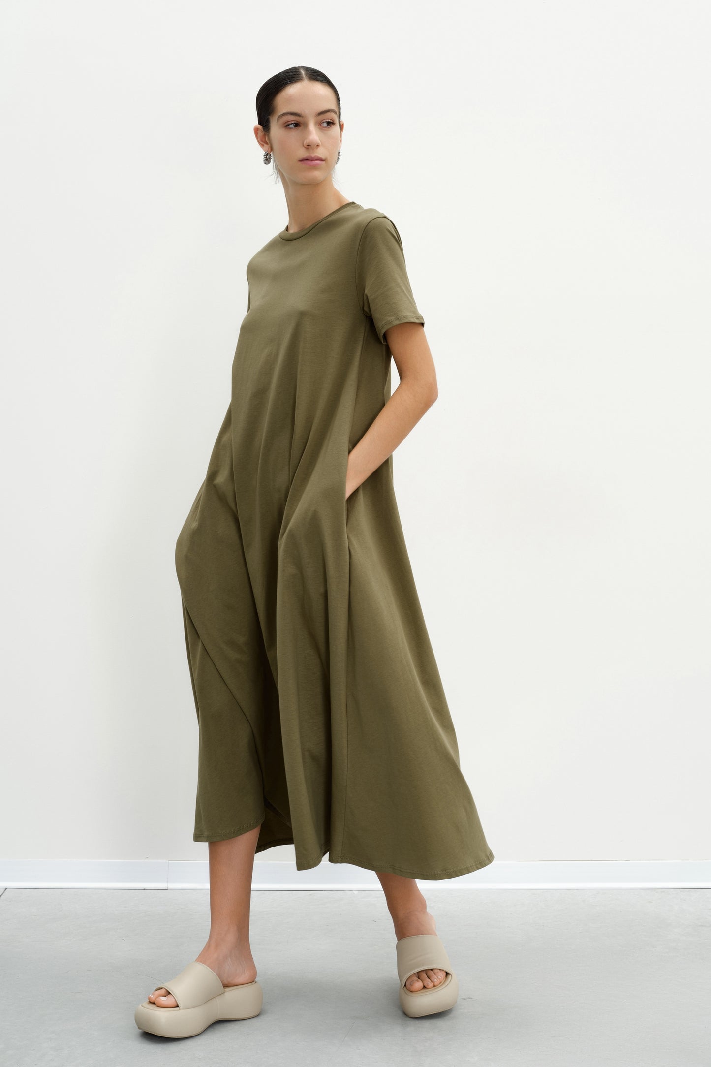 Abito verde lungo in cotone con tasche laterali - Lumina