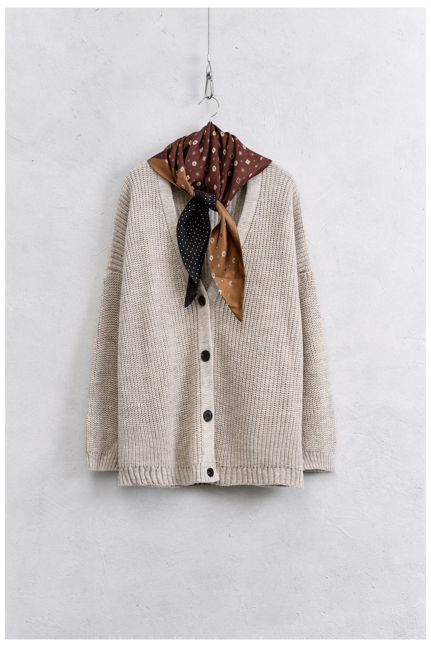 Cardigan sabbia quattro bottoni con foulard - Lumina